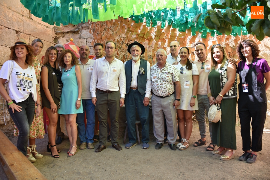 La Corporación se arranca a cantar en irlandés en su visita al Divierteatro