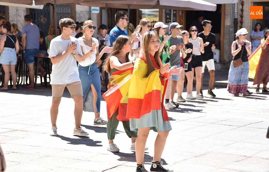 Un grupo de jóvenes de San Sebastián de los Reyes anima la Plaza Mayor camino de la JMJ
