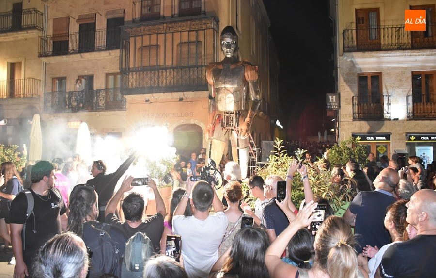 Aquiles conquista con sus 5,5 metros el centro histórico de Ciudad Rodrigo