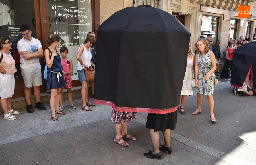 Las ‘Viudas alegres’ salen en cortejo por el centro histórico con un calor extenuante