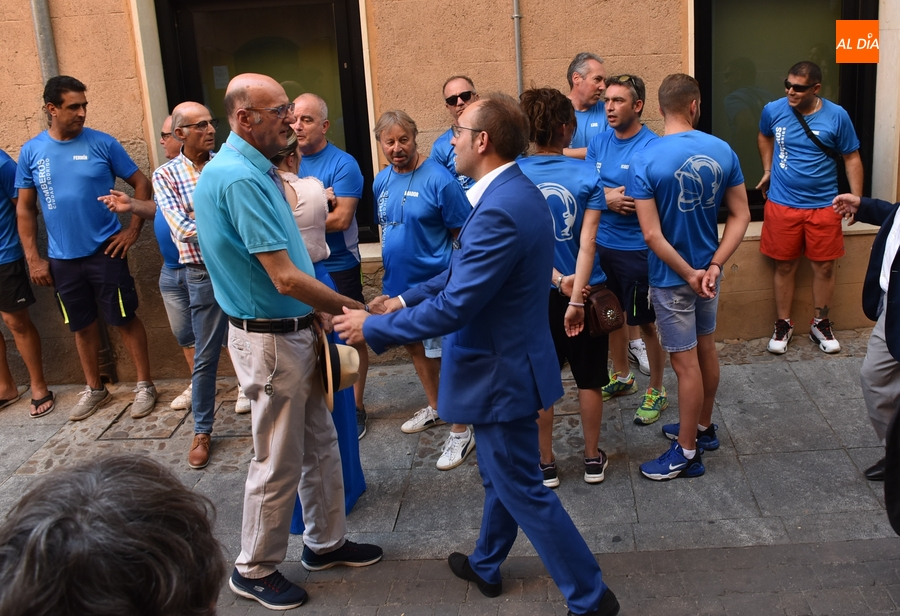 Los Bomberos Voluntarios entregan una carta al vicepresidente de la Junta