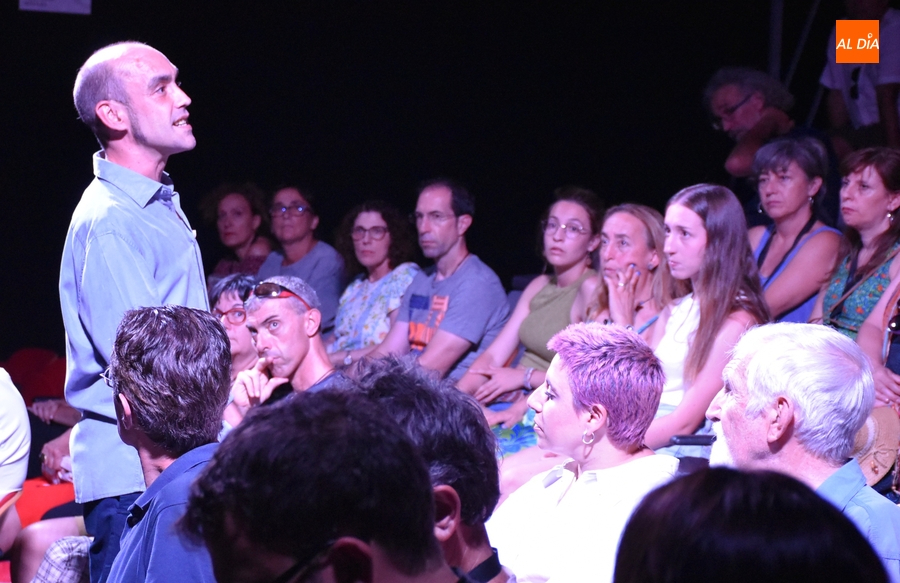 Un estreno absoluto con los artículos de Manuel Vicent como eje encabeza la tarde-noche en sala