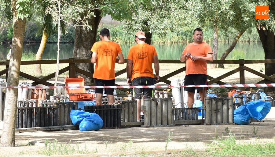 El parking de La Pesquera se prepara desde 1ª hora para acoger el lanzamiento de los fuegos artificiales