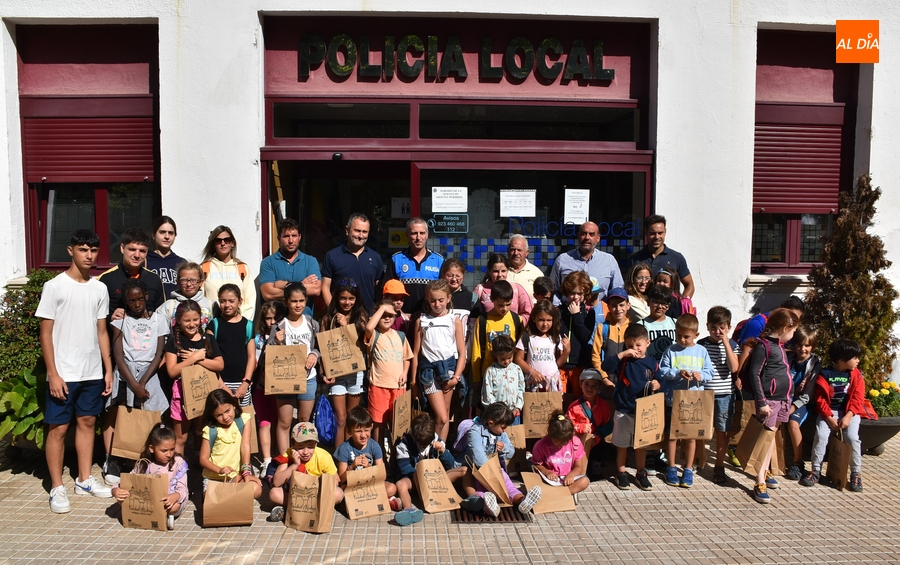 La Policía recibe a los participantes en el Campamento Urbano, que vive su turno más numeroso