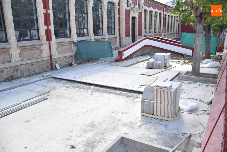 Parte del patio del Colegio San Francisco dice adiós a la tierra para evitar el barro