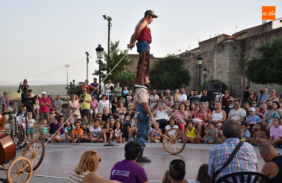 El público se lo pasa en grande con el moderno ‘Rodeo’ de La Banda de Otro