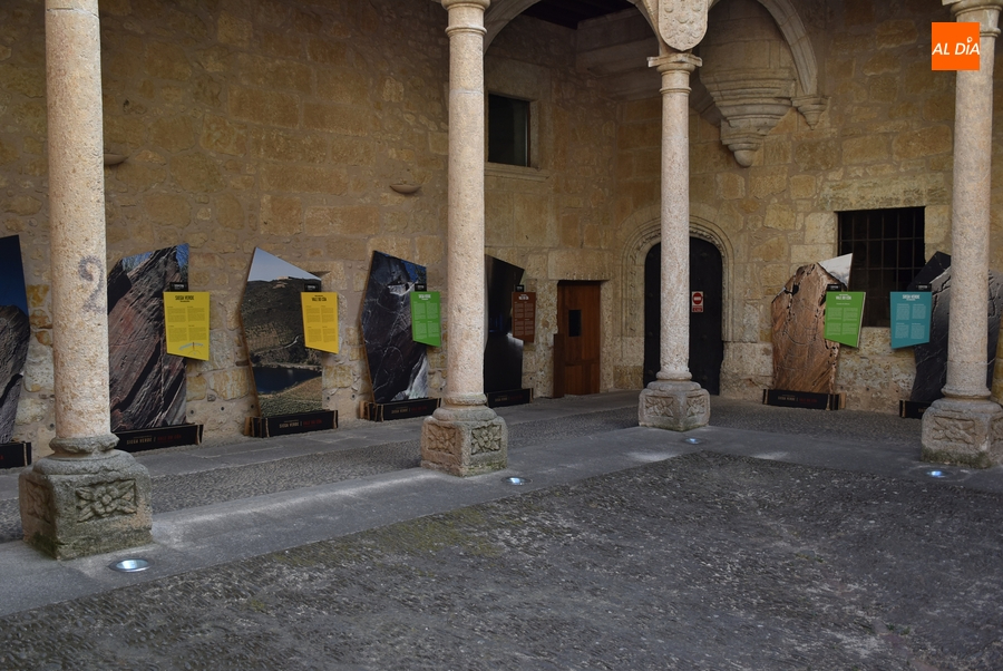 El Ayuntamiento procede al obligado desmontaje de las exposiciones que tenía en Los Águila