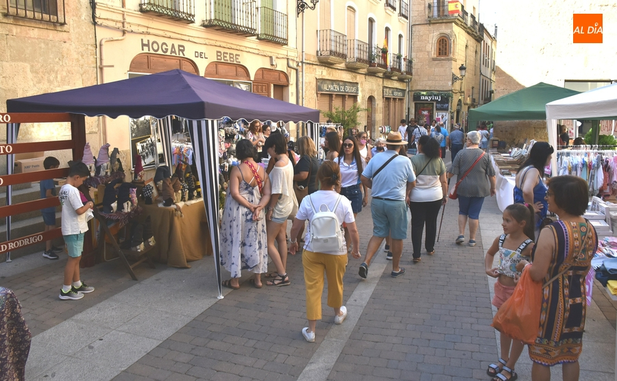 Uno de Jerez y otro con camisetas de fútbol vintage, entre los 175 puestos del Martes Mayor