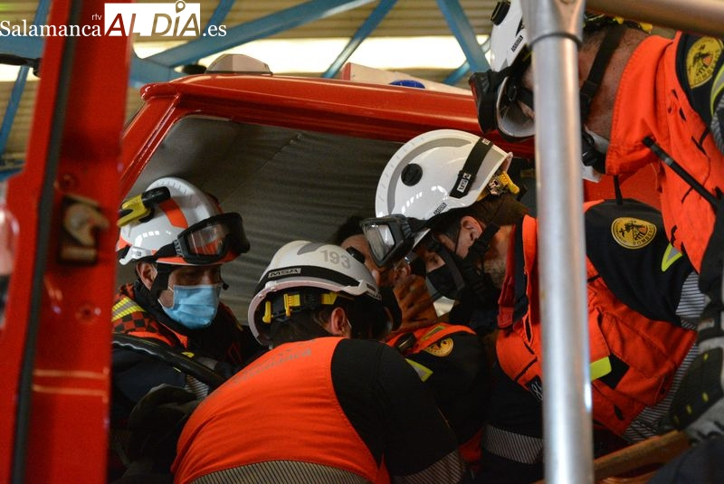 Se incendia una cooperativa en Gomecello y los bomberos tienen que actuar