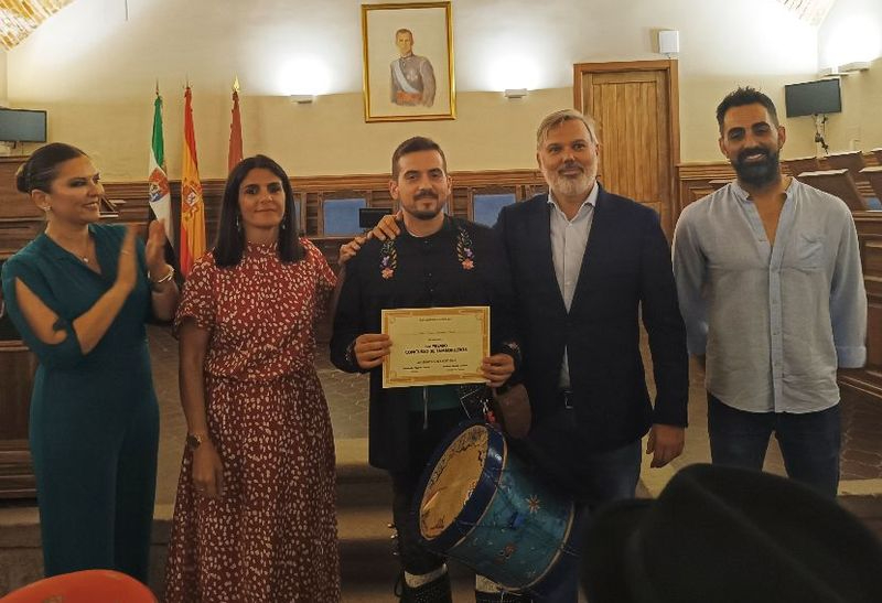 José Juan Moreno Díaz, de Los Charritos de Salamanca, gana el concurso internacional de tamborileros