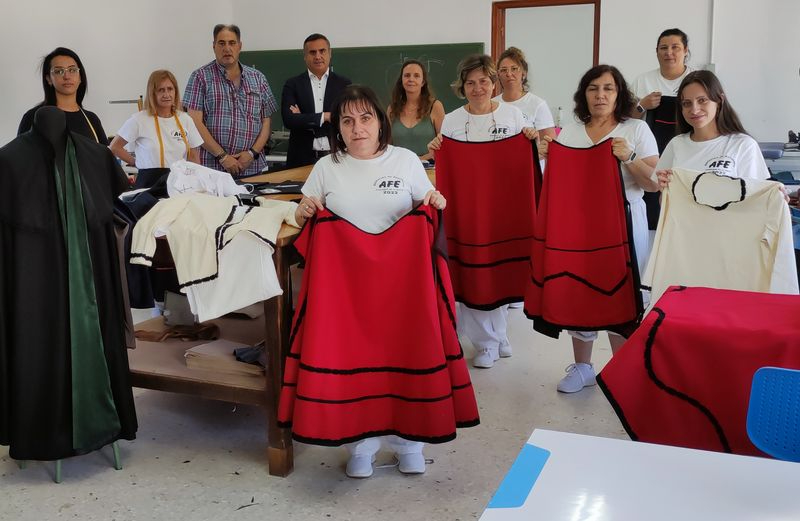 El arreglo y creación de trajes regionales facilitará las opciones laborales de ocho mujeres en Cristóbal de la Sierra