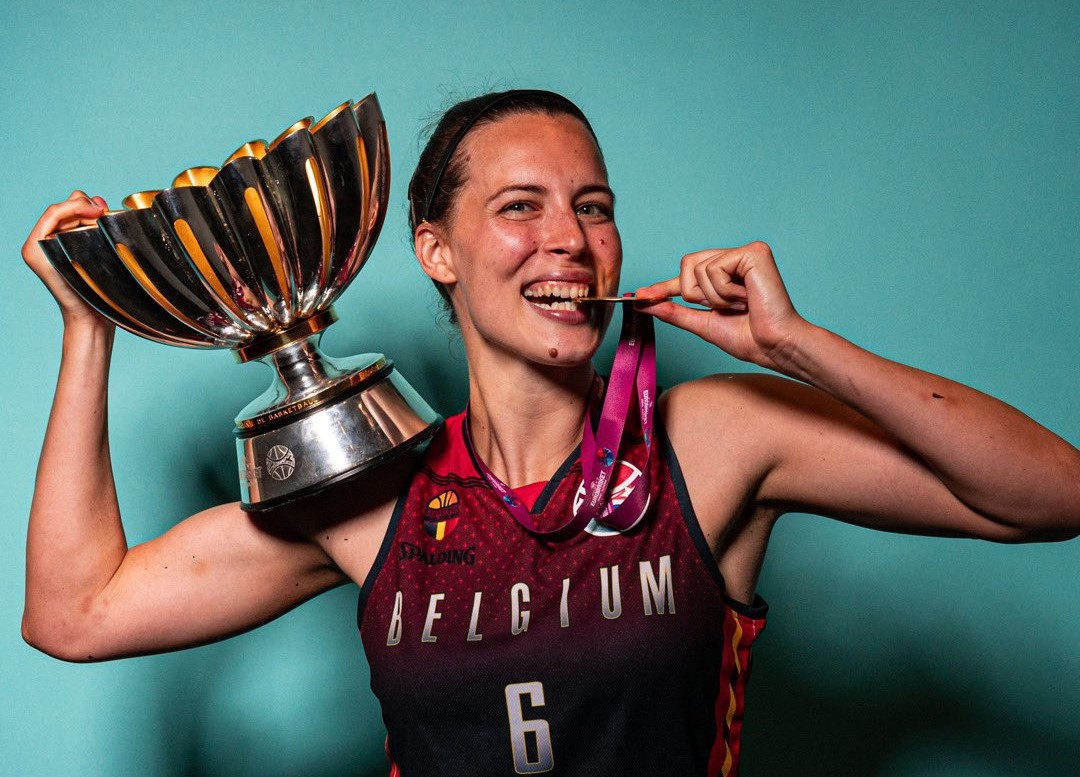 El Perfumerías Avenida llena de medallas sus vitrinas en un verano muy internacional