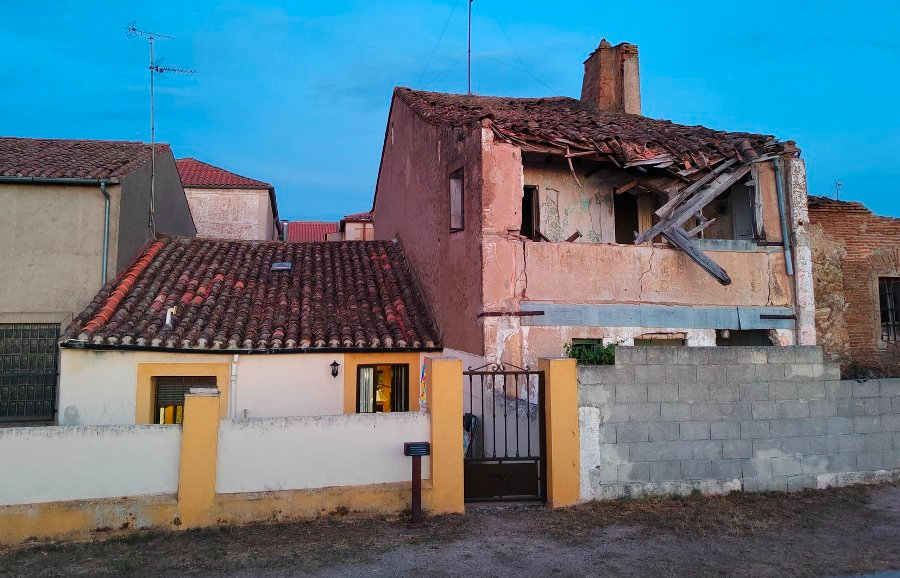 Denuncian el lamentable estado, con grave riesgo para los vecinos, de una vivienda que da a la muralla