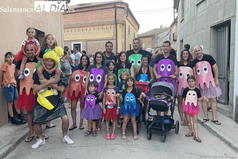Colorida y multitudinaria bienvenida a las fiestas de San Roque 2023 en Macotera