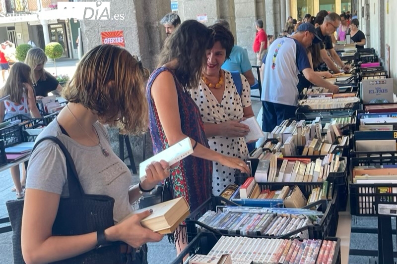 Multitudinaria vuelta del Mercado de libros olvidados a la Plaza de España