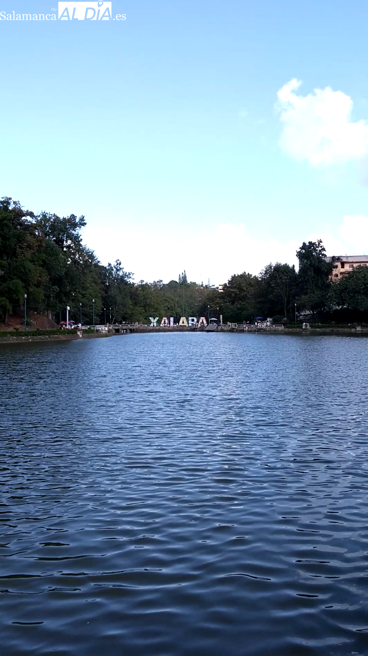 El poeta, sentado en una piedra, medita en torno a cosas que le han platicado
