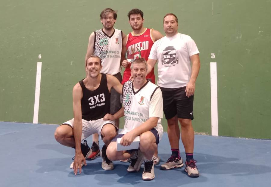 El equipo de Seat Las Cantinas, campeón del Torneo 3x3 de Basket de La Fuente