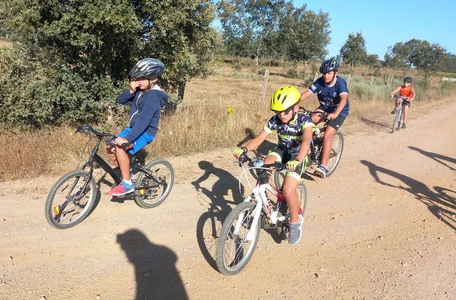 Unos 25 niños realizan una ruta BTT en El Sahúgo