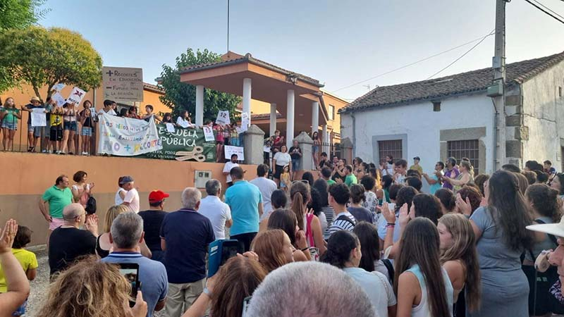 Cerca de 300 personas protestan la supresión de un maestro en el C.R.A. de Santibáñez de Béjar