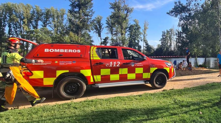 Susto en la Alameda Vieja al caer al agua un árbol en plena tarde veraniega