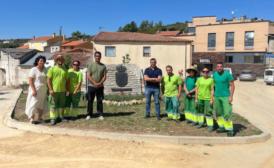 Remozadas las zonas verdes de Serradilla del Llano gracias a los 8 alumnos de su AFE