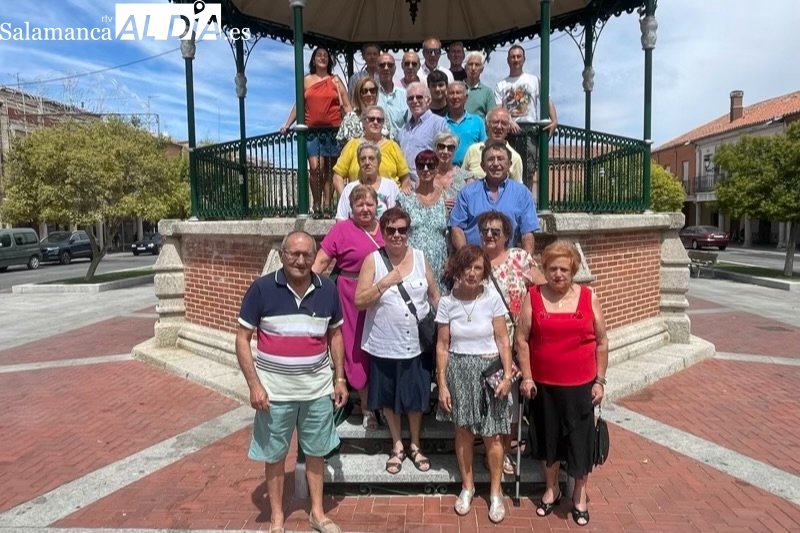 Emotivo y esperado reencuentro en Peñaranda de una treintena de primos de la familia Manjón