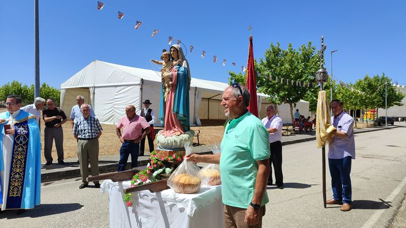 Cerezal de Peñahorcada homenajea a la Virgen con la subasta de roscas 