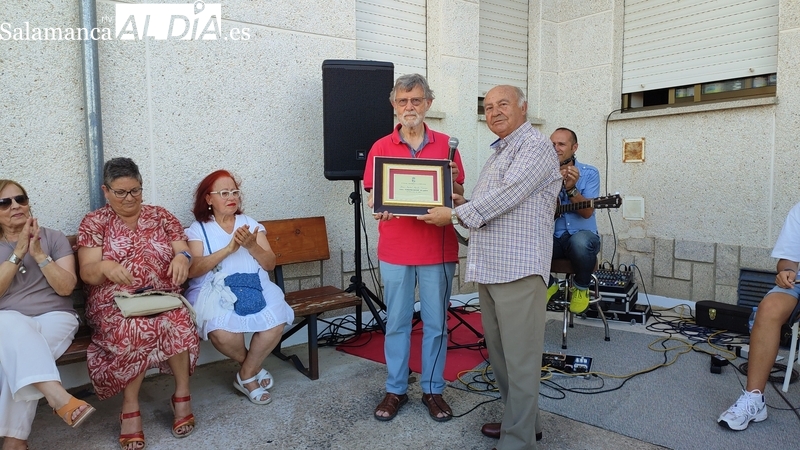 Bañobárez homenajea a sus mayores con la actuación musical de Juanjo Valle