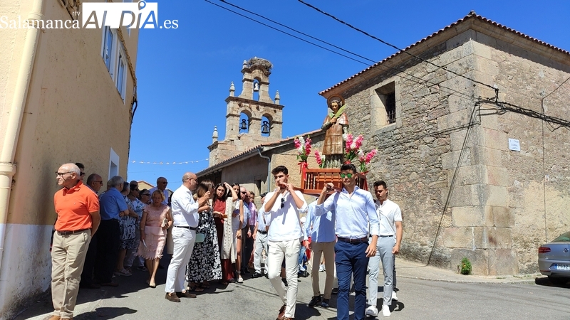 San Lorenzo pasea en procesión por las calles de La Zarza de Pumareda