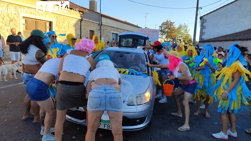 Animado desfile de carrozas en Cipérez con seis divertidas representaciones