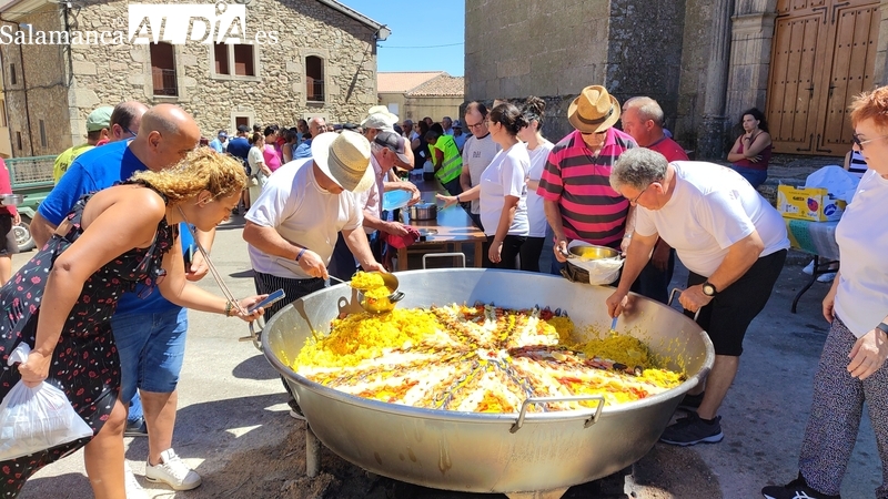 En Masueco cogen fuerzas con una paella de 1.200 raciones 