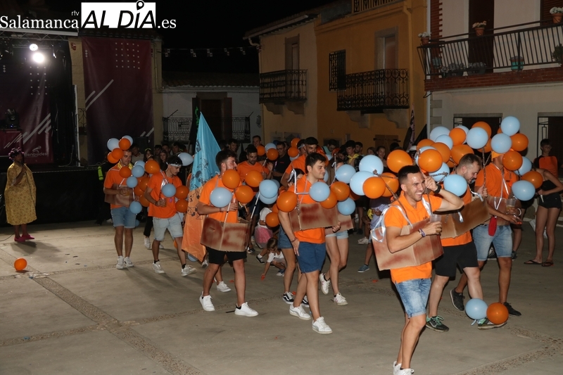 Las peñas se presentan en la Plaza de Saucelle para animar las fiestas de San Lorenzo