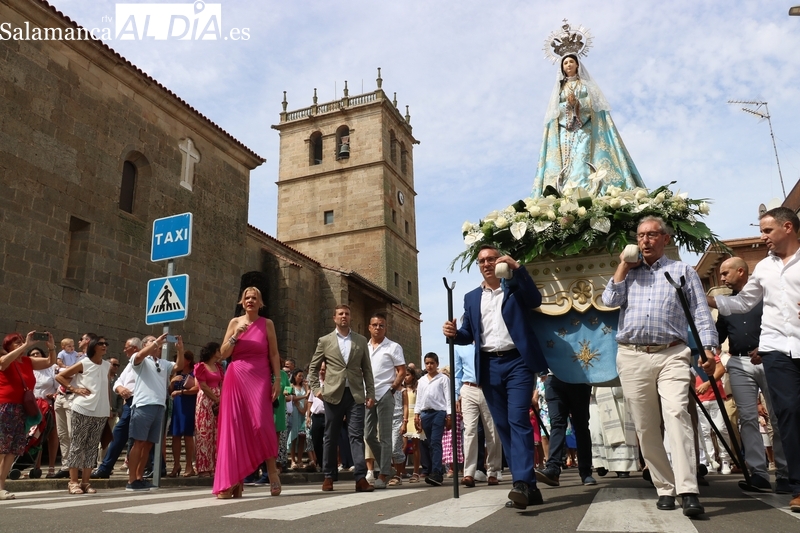 Javier Hernández y Alberto Gallego Cordobés guían a la Virgen del Socorro hasta su ermita en Vitigudino