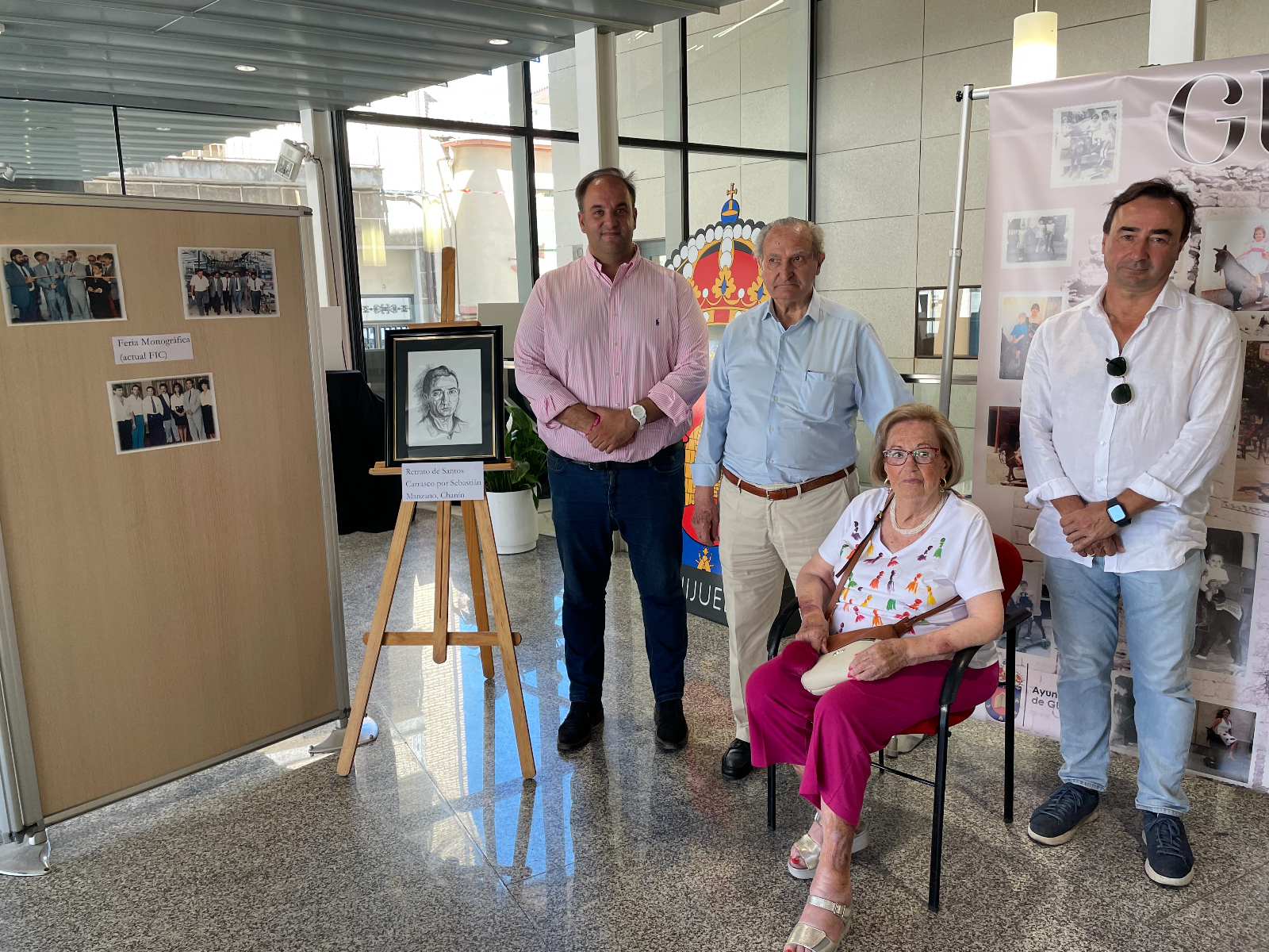 La colección de fotografías del pregonero de Guijuelo que está expuesta en el Ayuntamiento