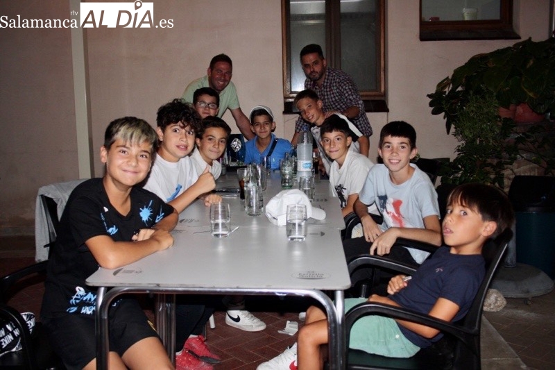 El equipo alevín Ferri Peñaranda se reúne en torno a una merienda para festejar sus dos triunfos en fútbol sala