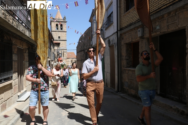 San Bartolo recorre las calles de Aldeadávila escoltado por una bella Corte de Honor