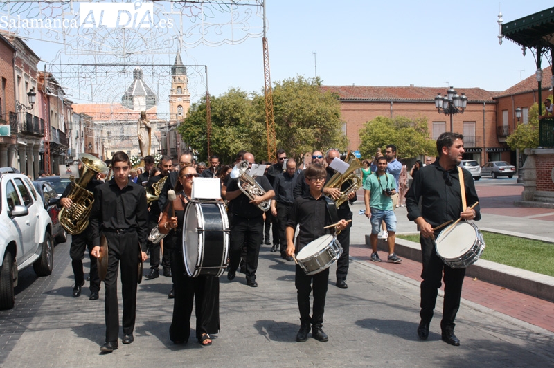 Expectación y multitudinaria respuesta vecinal para dar la bienvenida en las calles a Santa Maria Reina como patrona de Peñaranda