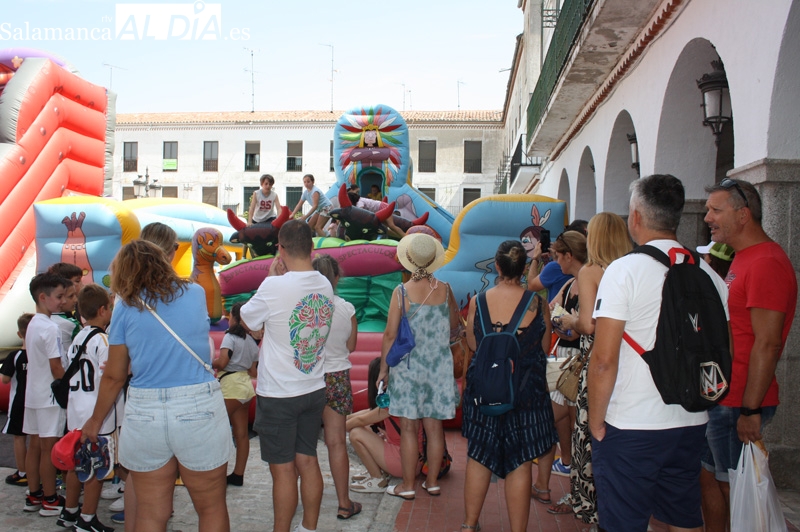 La Multiaventura infantil convierte la mañana del jueves de Ferias en un más que animado espacio de juegos