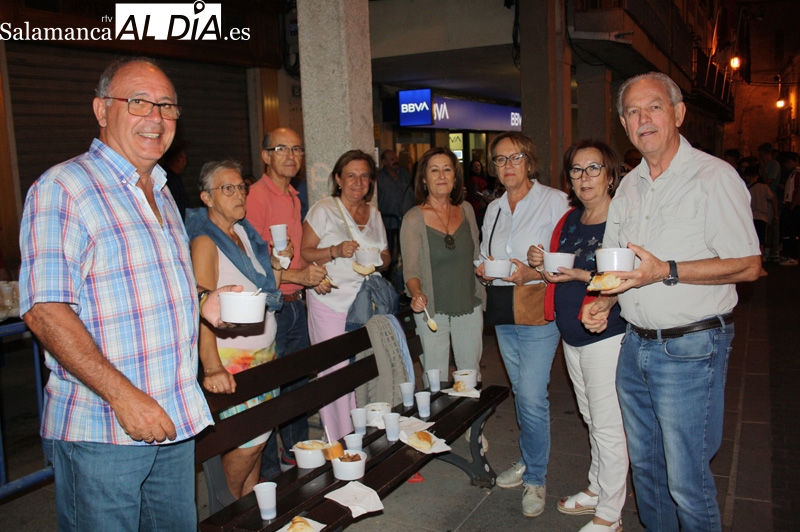 Multitudinario adiós a las ferias y fiestas con una animada caldereta de carne de novillo