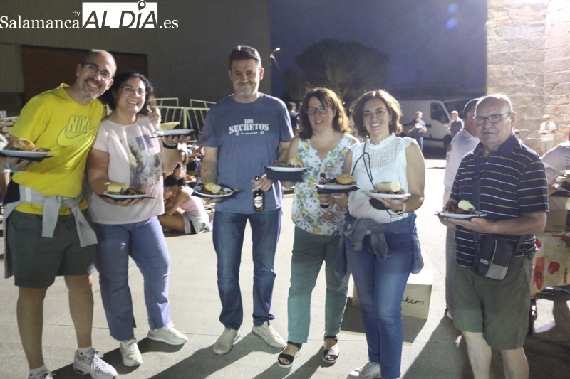 En Ahigal de Villarino cogen fuerzas con una parrillada para más de 300 personas