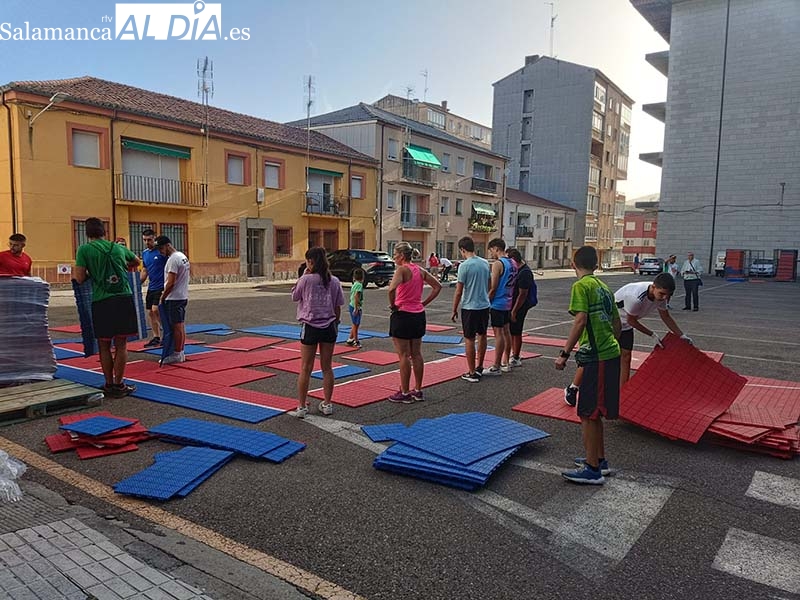 La Plaza de Santa Teresa de Béjar se transforma en tres pistas de baloncesto