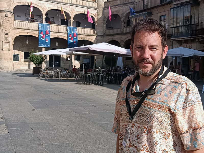 De niño jugaba a hacer teatro en casa y ahora ese sueño es una realidad
