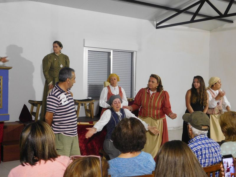 Los vecinos de La Sierpe disfrutaron con la obra Buscando a Nebrija