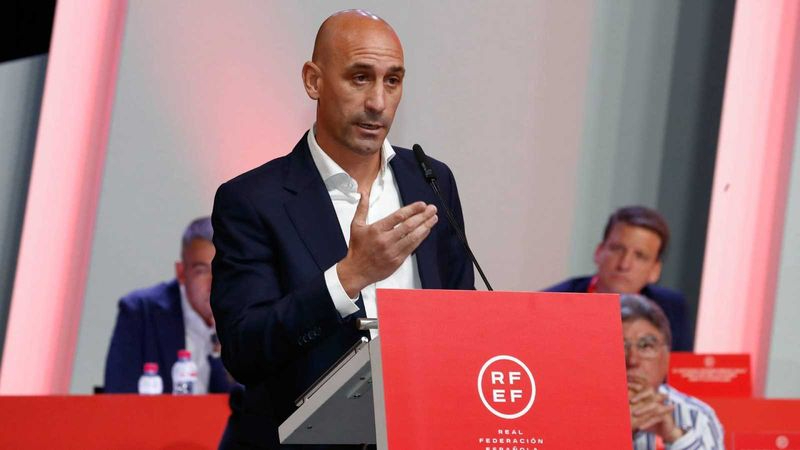 La madre de Rubiales se encierra en una iglesia en huelga de hambre por la cacería inhumana y sangrienta contra su hijo