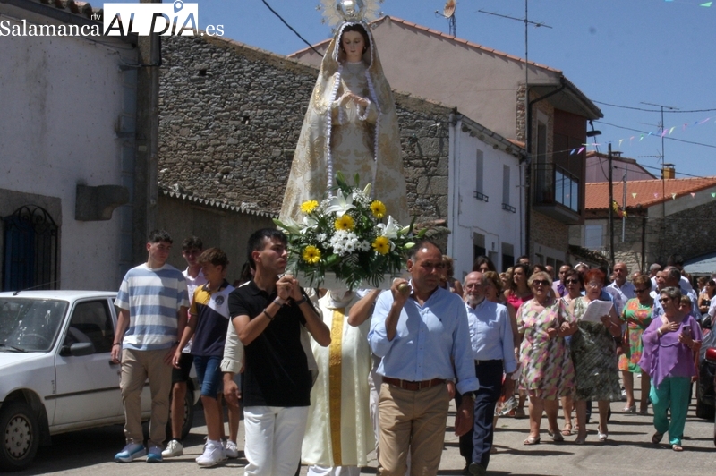 Los vecinos de Majuges acuden a su cita con la Virgen de las Nieves