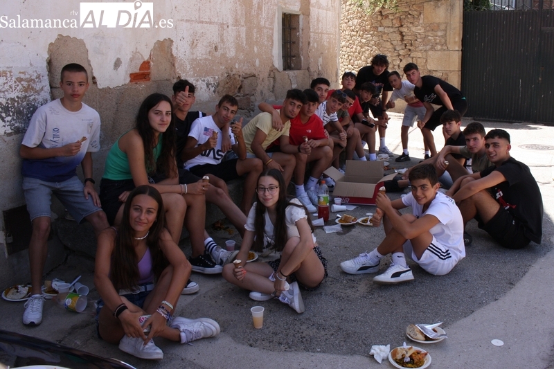 Los vecinos de Yecla de Yeltes dan cuenta de una paella de 200 raciones