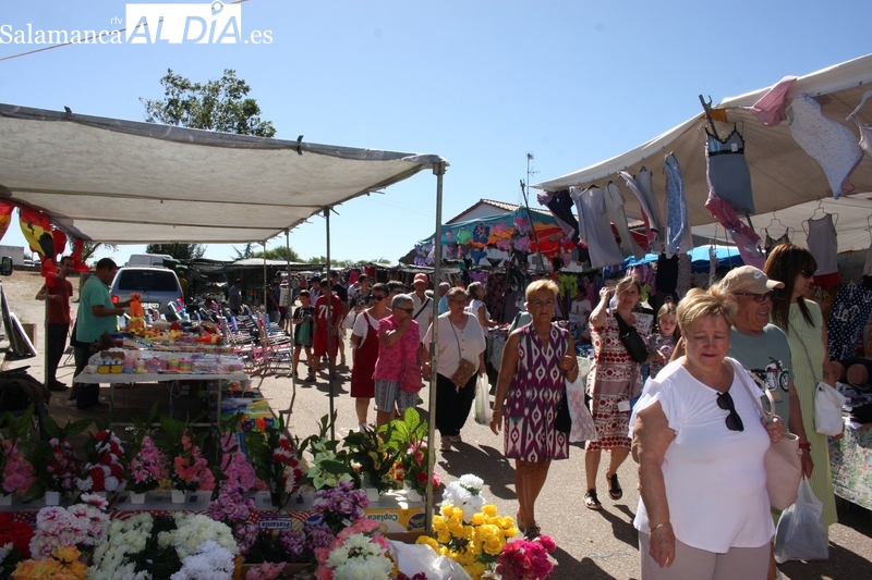 Agosto llena en su primer domingo el mercadillo de Trabanca