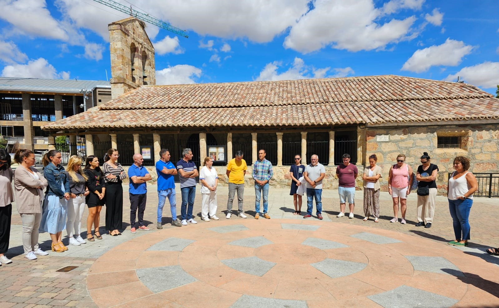 Carbajosa guarda un minuto de silencio en condena del asesinato en Béjar de una mujer a manos de su pareja