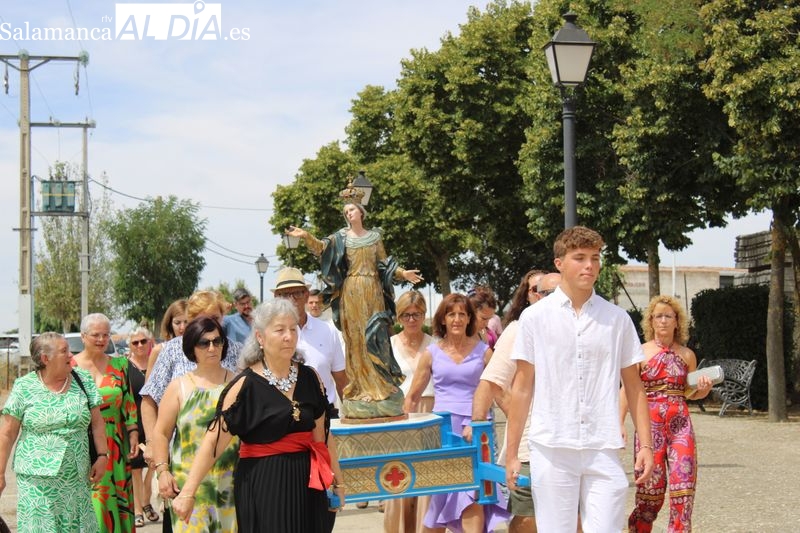 Procesión con Nuestra Señora de la Asunción por las calles de Terradillos