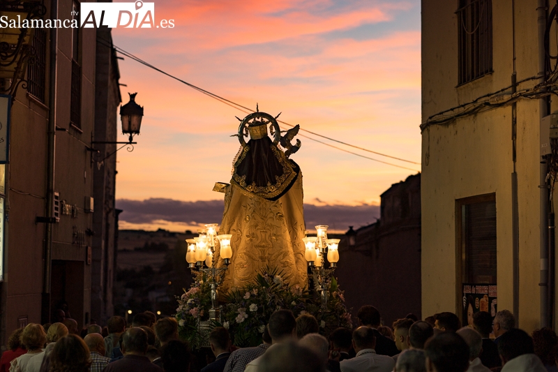 La procesión del regreso a clausura de Santa Teresa, en imágenes